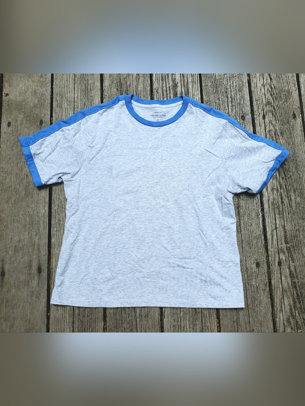 Abercrombie & Fitch Gray and Blue Ringer Relaxed Tee • Small